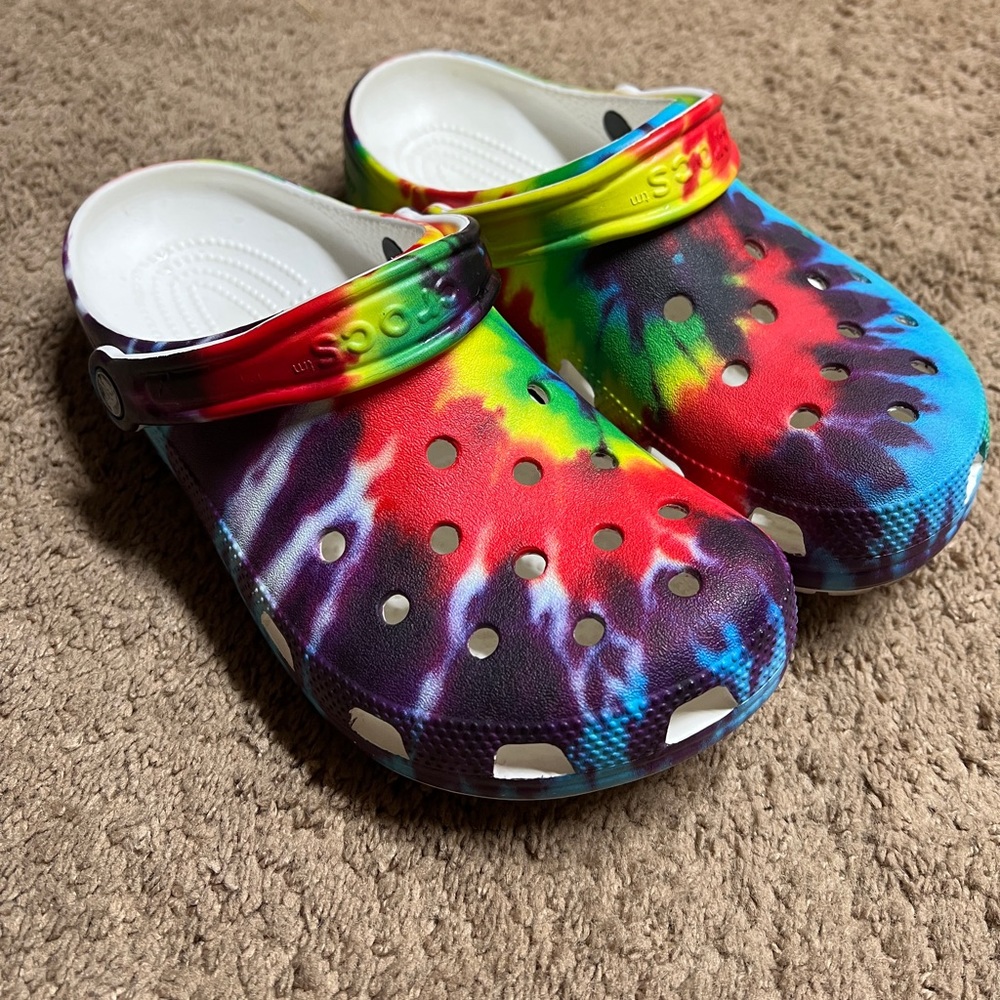 Size Men:7-Woman:9 , Rainbow tie-dye crocs!